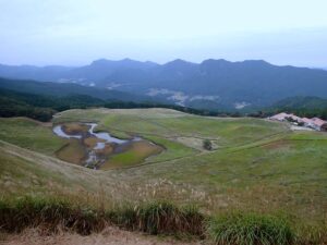 お亀池と奥香落の山々